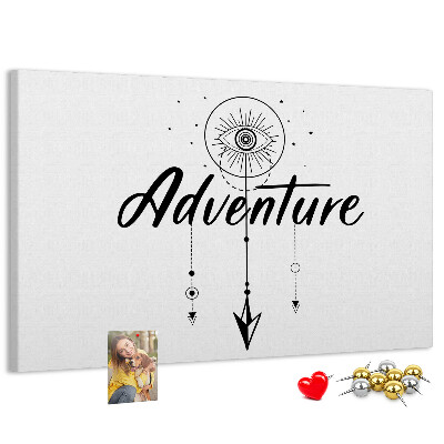 Tablero de corcho decorado con diseño de símbolo de ojo y flecha