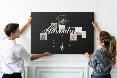 Pizarra de corcho con diseño de aventura espacial y toque misterioso