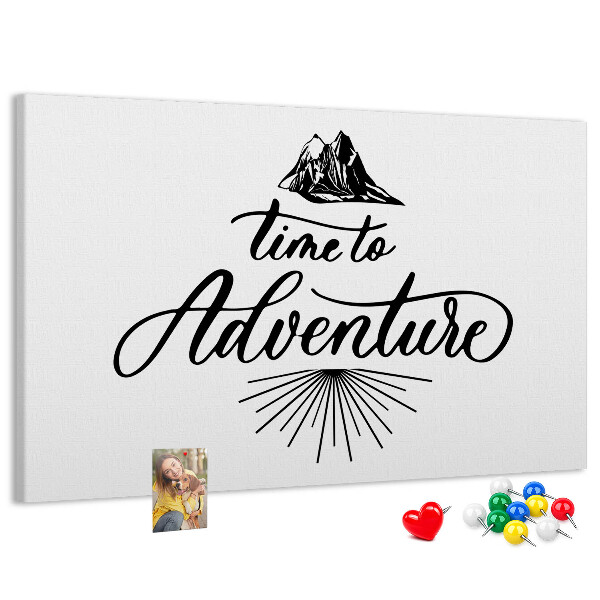 Pizarra de corcho con diseño de aventura en las montañas