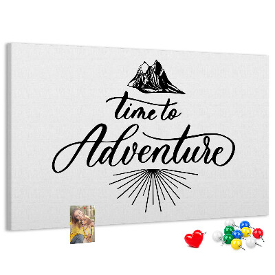 Pizarra de corcho con diseño de aventura en las montañas