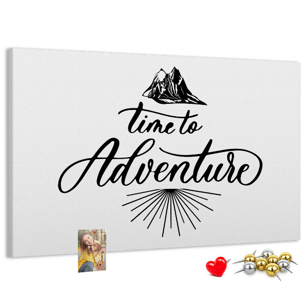 Pizarra de corcho con diseño de aventura en las montañas
