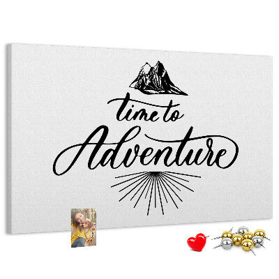Pizarra de corcho con diseño de aventura en las montañas