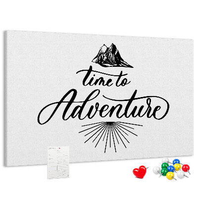 Pizarra de corcho con diseño de aventura en las montañas