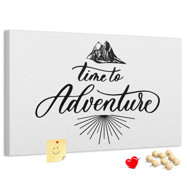 Pizarra de corcho con diseño de aventura en las montañas