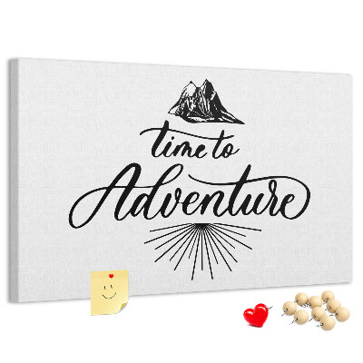 Pizarra de corcho con diseño de aventura en las montañas