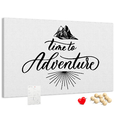 Pizarra de corcho con diseño de aventura en las montañas