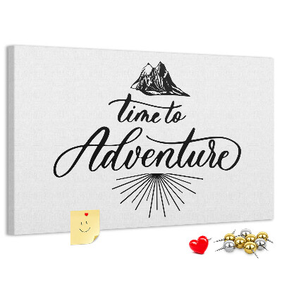 Pizarra de corcho con diseño de aventura en las montañas