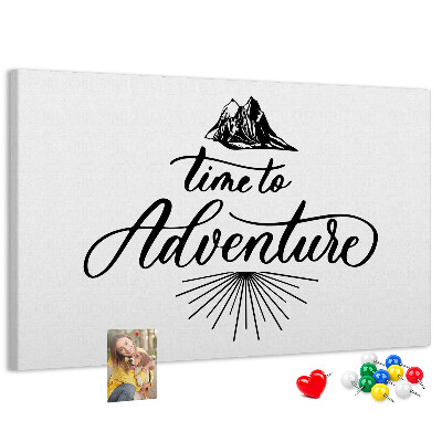 Pizarra de corcho con diseño de aventura en las montañas