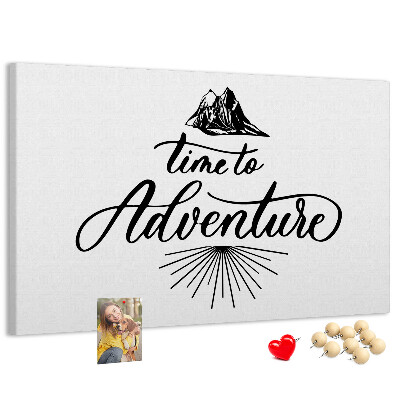 Pizarra de corcho con diseño de aventura en las montañas