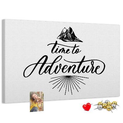 Pizarra de corcho con diseño de aventura en las montañas