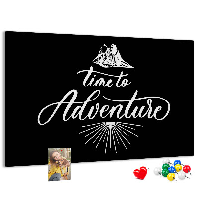 Tablero de anuncios diseño de aventura en las montañas