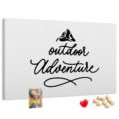 Tablero de anuncios Aventura al aire libre con montañas