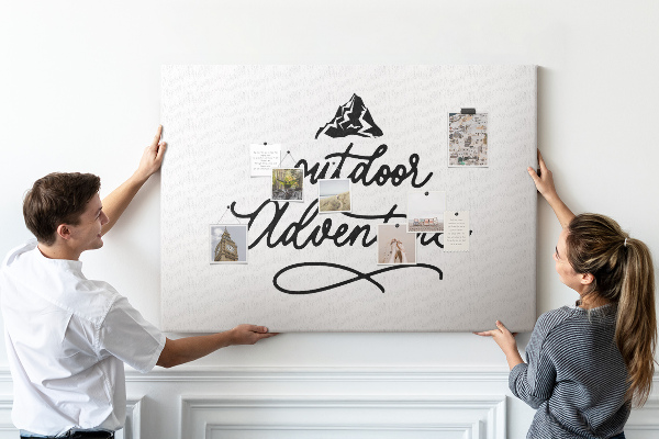 Tablero de anuncios Aventura al aire libre con montañas