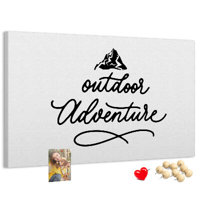 Tablero de anuncios Aventura al aire libre con montañas