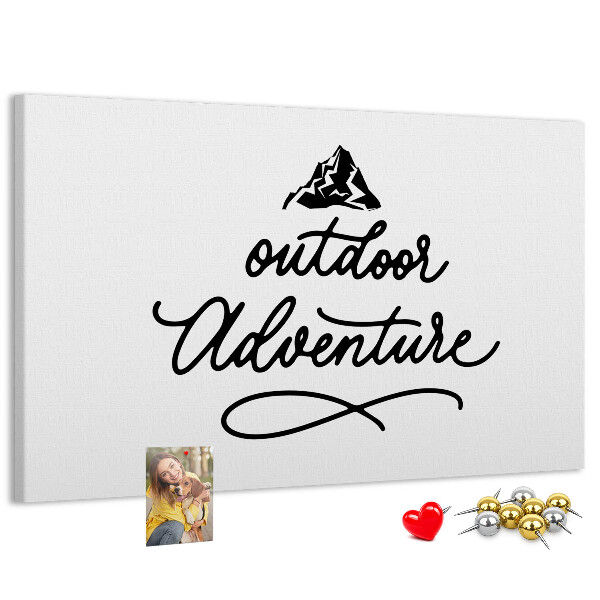 Tablero de anuncios Aventura al aire libre con montañas