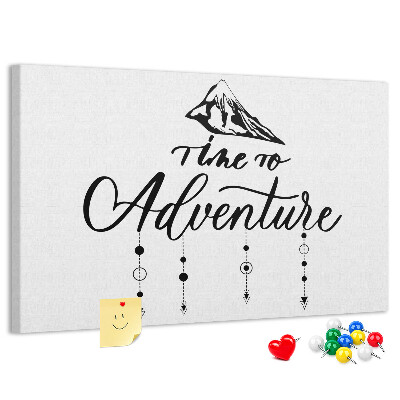 Tablero de corcho decorado Es hora de una aventura en las montañas.