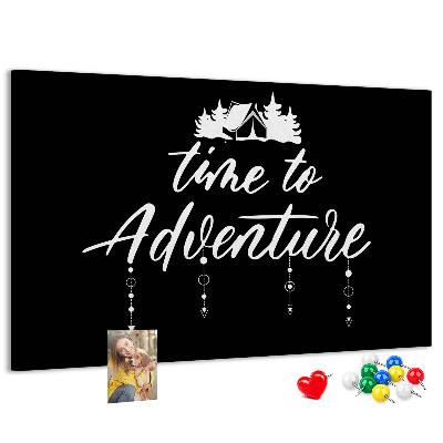 Tablero de anuncios con diseño de aventura en la naturaleza