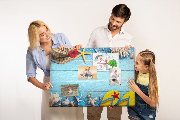 Tablero de anuncios con temática de vacaciones de verano en la playa y accesorios