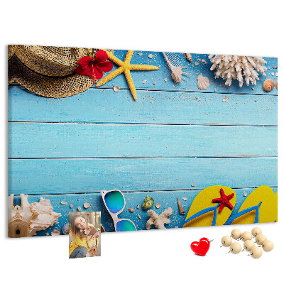 Tablero de anuncios con temática de vacaciones de verano en la playa y accesorios