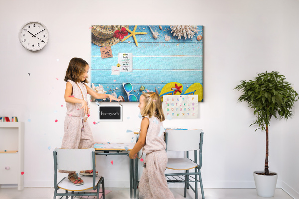 Tablero de anuncios con temática de vacaciones de verano en la playa y accesorios