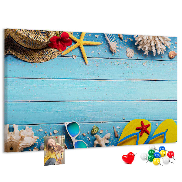 Tablero de anuncios con temática de vacaciones de verano en la playa y accesorios