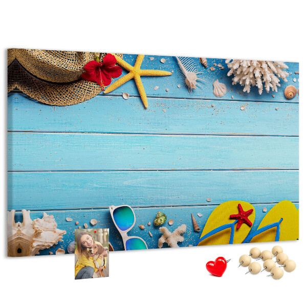 Tablero de anuncios con temática de vacaciones de verano en la playa y accesorios