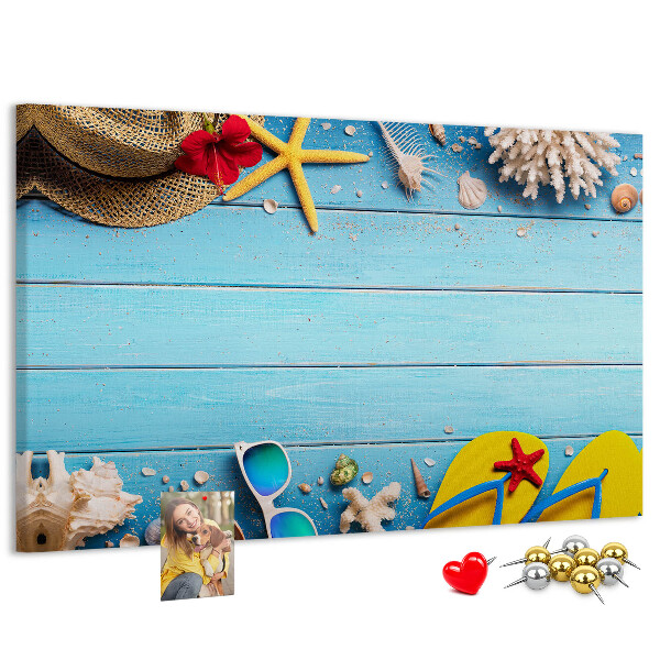 Tablero de anuncios con temática de vacaciones de verano en la playa y accesorios