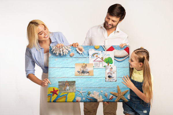 Tablero de corcho decorativo estilo veraniego con temática de playa conchas y arena