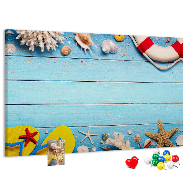 Tablero de corcho decorativo estilo veraniego con temática de playa conchas y arena