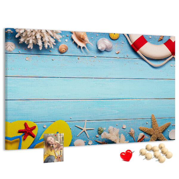 Tablero de corcho decorativo estilo veraniego con temática de playa conchas y arena