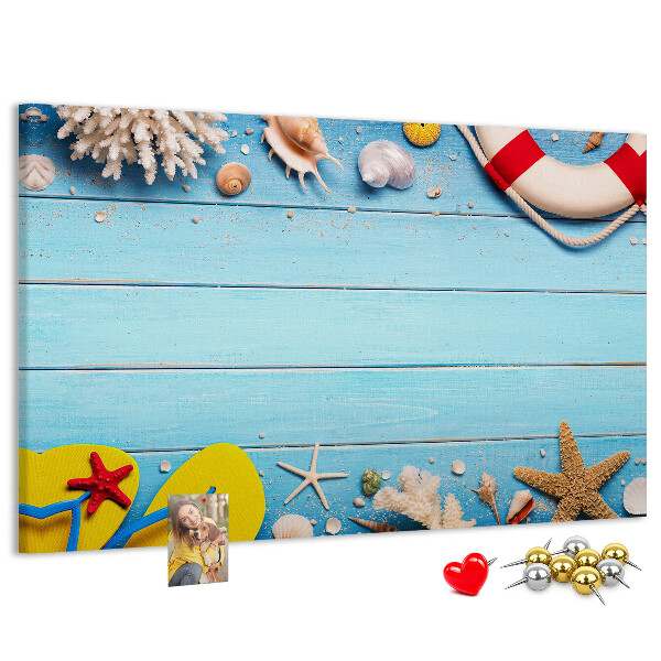 Tablero de corcho decorativo estilo veraniego con temática de playa conchas y arena