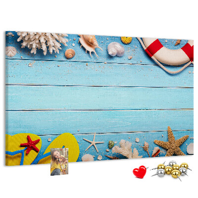 Tablero de corcho decorativo estilo veraniego con temática de playa conchas y arena