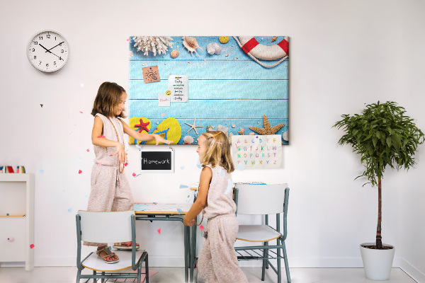 Tablero de corcho decorativo estilo veraniego con temática de playa conchas y arena