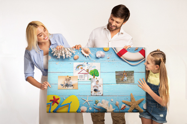 Tablero de corcho decorativo estilo veraniego con temática de playa conchas y arena