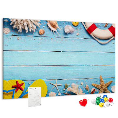 Tablero de corcho decorativo estilo veraniego con temática de playa conchas y arena