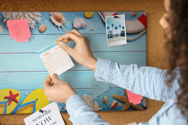 Tablero de corcho decorativo estilo veraniego con temática de playa conchas y arena