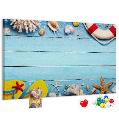 Tablero de corcho decorativo estilo veraniego con temática de playa conchas y arena