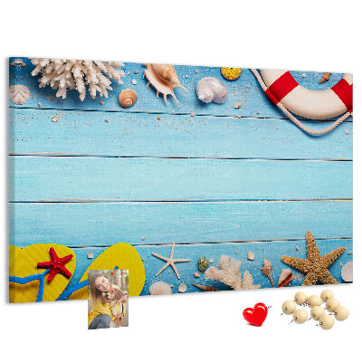 Tablero de corcho decorativo estilo veraniego con temática de playa conchas y arena