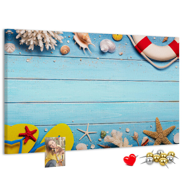 Tablero de corcho decorativo estilo veraniego con temática de playa conchas y arena