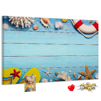 Tablero de corcho decorativo estilo veraniego con temática de playa conchas y arena
