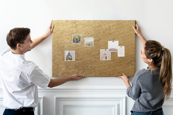 Tablero de anuncios Textura dorada con estilo minimalista.