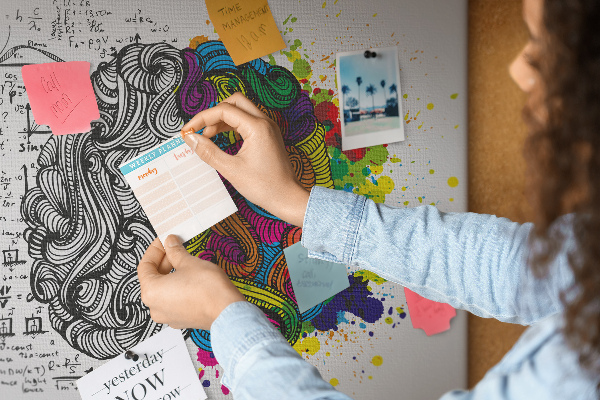 Tablero de anuncios diseño con cerebro y creatividad en armonía de colores