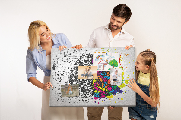 Tablero de anuncios diseño con cerebro y creatividad en armonía de colores