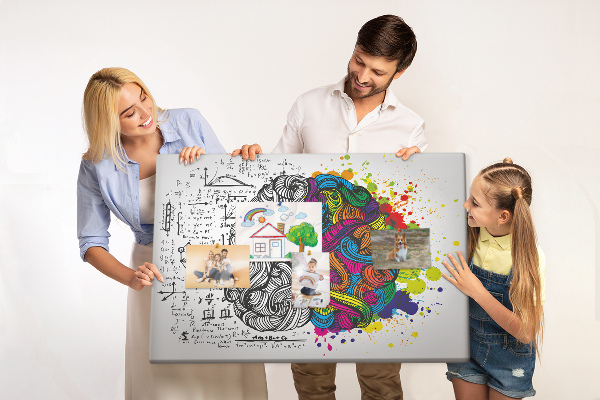 Tablero de anuncios diseño con cerebro y creatividad en armonía de colores