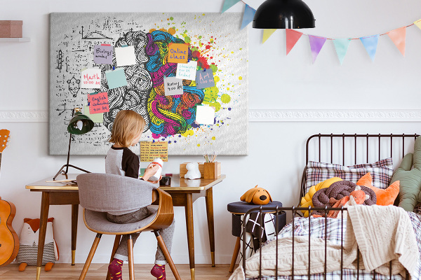 Tablero de anuncios diseño con cerebro y creatividad en armonía de colores