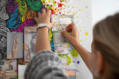 Tablero de anuncios diseño con cerebro y creatividad en armonía de colores