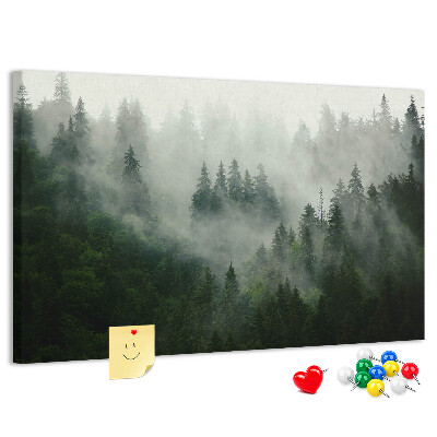Tablero de anuncios Un bosque brumoso con una atmósfera misteriosa.