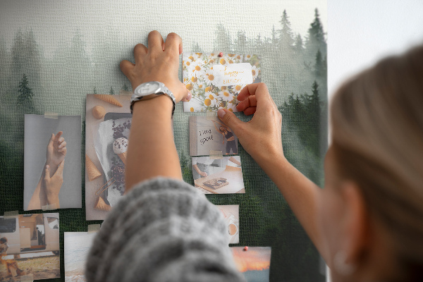 Tablero de anuncios diseño de bosque brumoso con atmósfera misteriosa