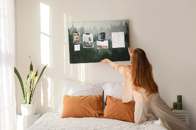 Tablero de anuncios diseño de bosque brumoso con atmósfera misteriosa