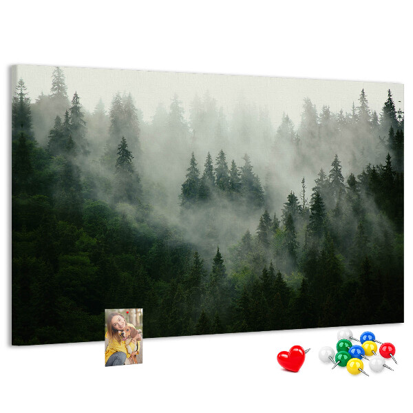 Tablero de anuncios diseño de bosque brumoso con atmósfera misteriosa